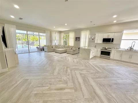 Living - 135 Hampton Cir, Jupiter, FL 33458 photo 1 of 7