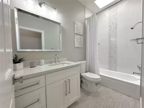 Bath - 135 Hampton Cir, Jupiter, FL 33458 photo 1 of 7