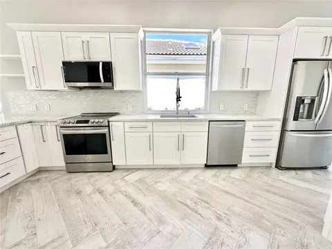Kitchen - 135 Hampton Cir, Jupiter, FL 33458 photo 4 of 4