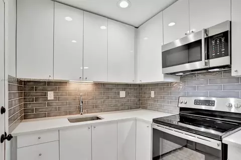 3040 NE 16th Ave #104, Oakland Park, FL 33334