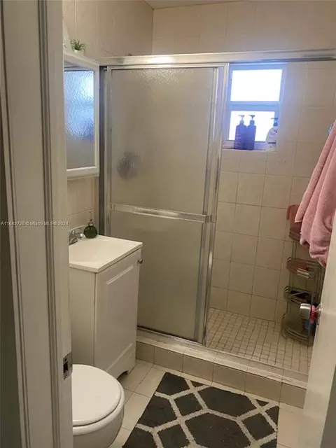 Bath - 2551 SW 18th St, Miami, FL 33145 photo 1 of 1