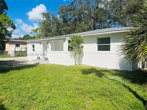 2285 NW 102nd St, Miami, FL 33147