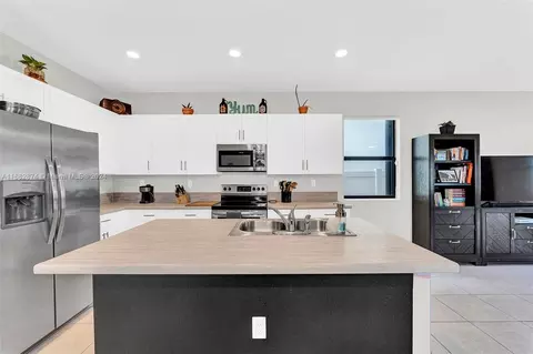 11066 W 35th Way, Hialeah, FL 33018 photo 9