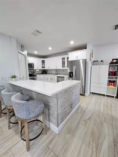 537 Racquet Club Rd #37, Weston, FL 33326