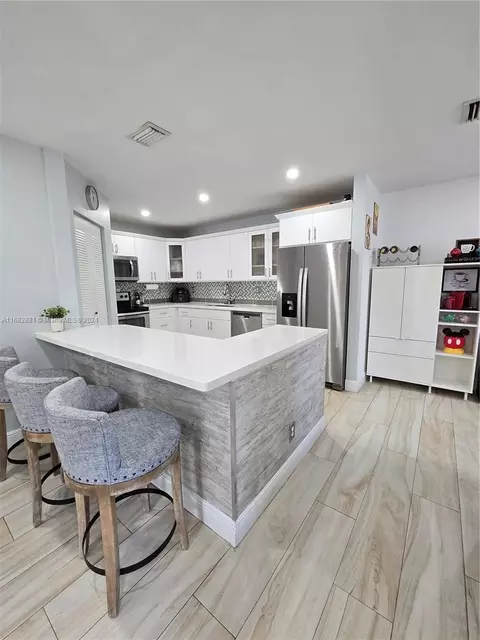 537 Racquet Club Rd #37, Weston, FL 33326