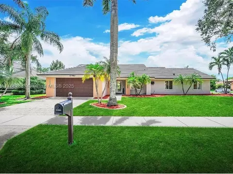 10460 SW 16th Pl, Davie, FL 33324