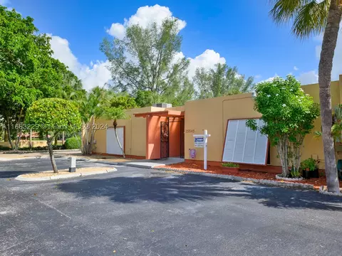 15545 N Cairnryan Ct, Miami Lakes, FL 33014