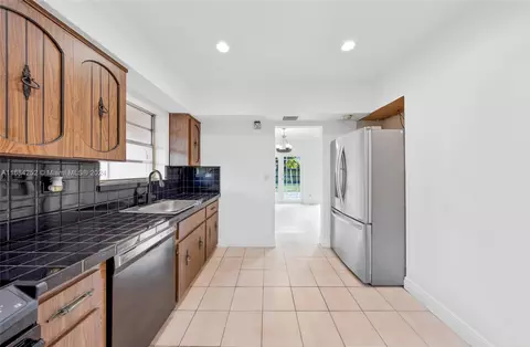 1445 W 5th Ln, Hialeah, FL 33010 photo 14