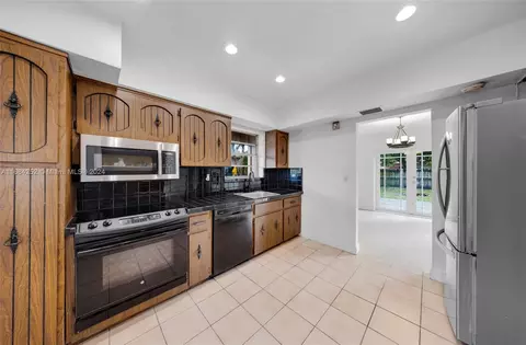 1445 W 5th Ln, Hialeah, FL 33010 photo 13