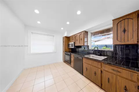 1445 W 5th Ln, Hialeah, FL 33010 photo 12