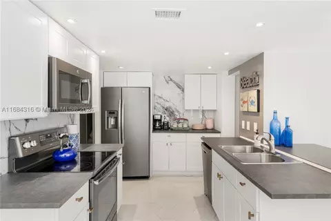 268-270 Nature View Ct, Fort Myers Beach, FL 33931