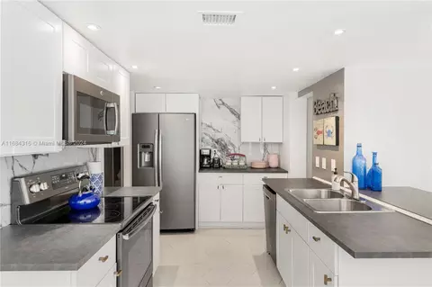 268-270 Nature View Ct, Fort Myers Beach, FL 33931