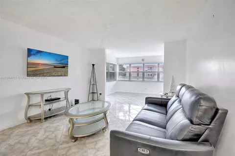 9540 Sunrise Lakes Blvd #103, Sunrise, FL 33322