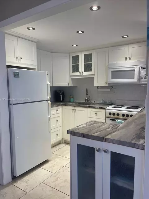 9141 Sunrise Lakes Blvd #206, Sunrise, FL 33322