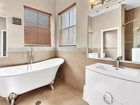 Bath - 17951 NW 87th Ct, Hialeah, FL 33018 photo 4 of 7