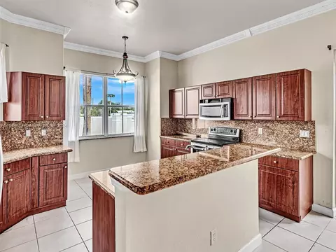 Kitchen - 17951 NW 87th Ct, Hialeah, FL 33018 photo 7 of 9