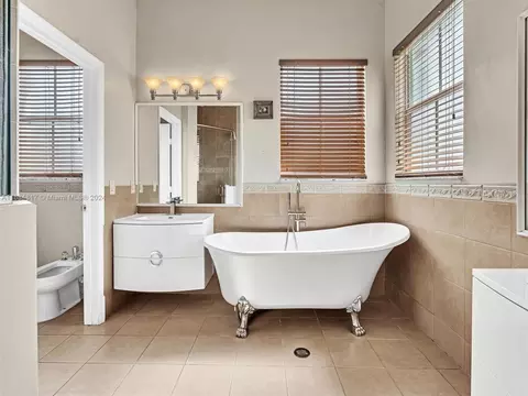 Bath - 17951 NW 87th Ct, Hialeah, FL 33018 photo 3 of 7