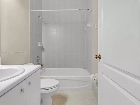 Bath - 17951 NW 87th Ct, Hialeah, FL 33018 photo 6 of 7