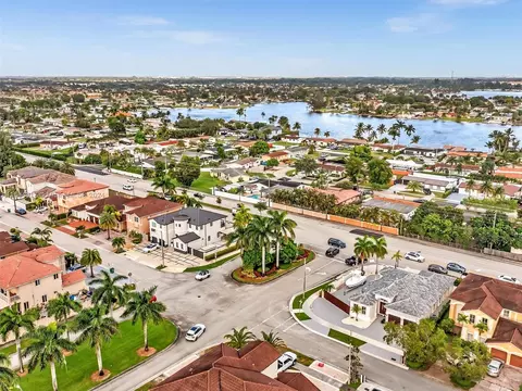 View/Area - 17951 NW 87th Ct, Hialeah, FL 33018 photo 2 of 12