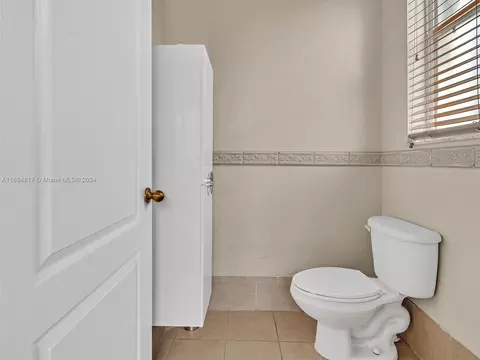Bath - 17951 NW 87th Ct, Hialeah, FL 33018 photo 5 of 7