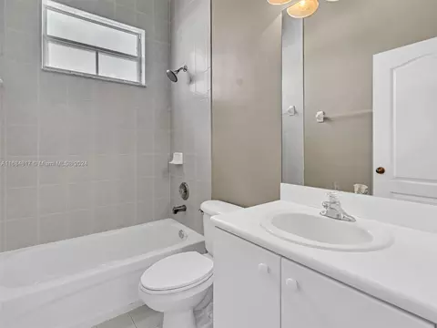 Bath - 17951 NW 87th Ct, Hialeah, FL 33018 photo 2 of 7