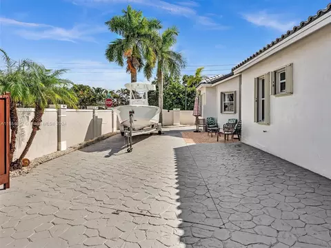 Exterior - 17951 NW 87th Ct, Hialeah, FL 33018 photo 6 of 13
