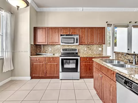 Kitchen - 17951 NW 87th Ct, Hialeah, FL 33018 photo 4 of 9