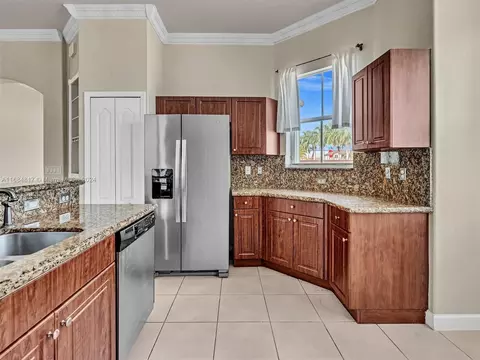 Kitchen - 17951 NW 87th Ct, Hialeah, FL 33018 photo 5 of 9