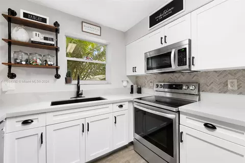 751 N Pine Island Rd #202, Plantation, FL 33324
