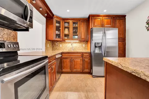 410 SE 2nd St #220, Hallandale Beach, FL 33009
