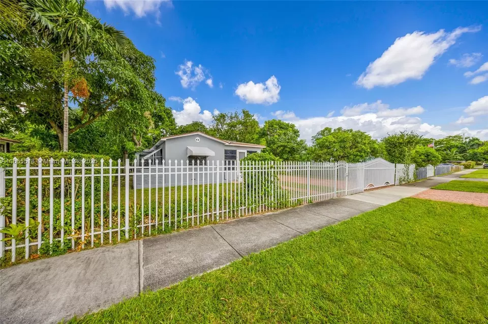 Exterior - 51 NW 118th St, Miami, FL 33168 photo 5 of 10
