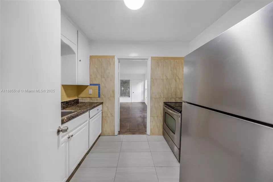 Kitchen - 51 NW 118th St, Miami, FL 33168 photo 2 of 3