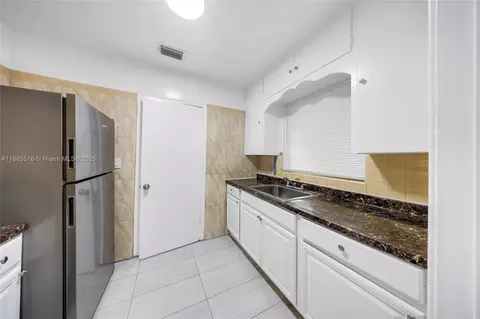 Kitchen - 51 NW 118th St, Miami, FL 33168 photo 1 of 3