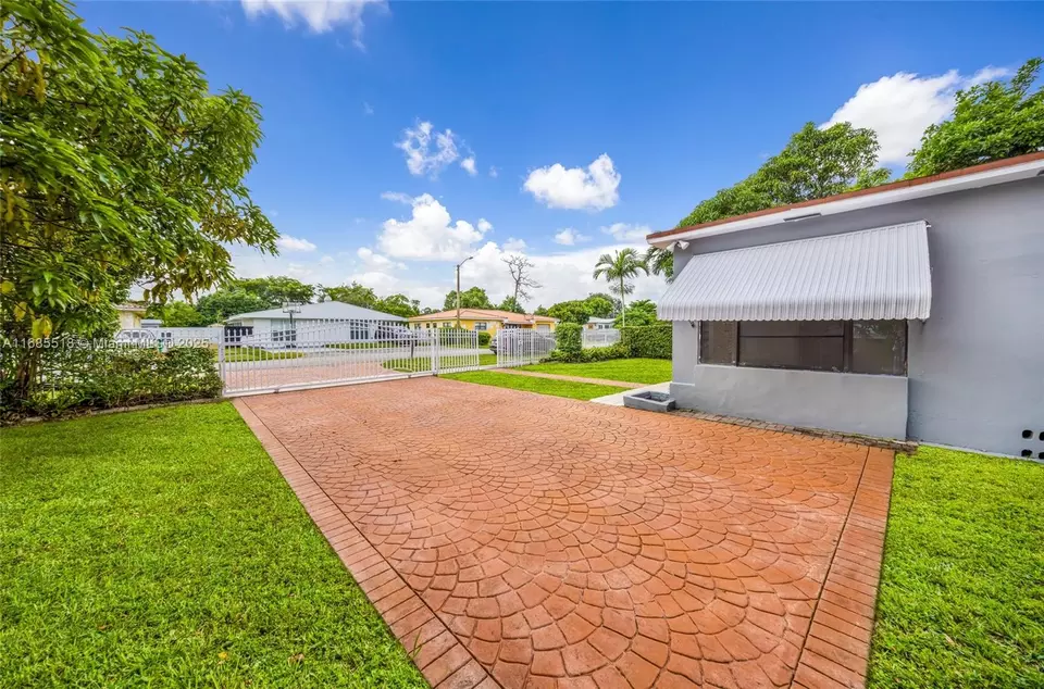 Exterior - 51 NW 118th St, Miami, FL 33168 photo 2 of 10