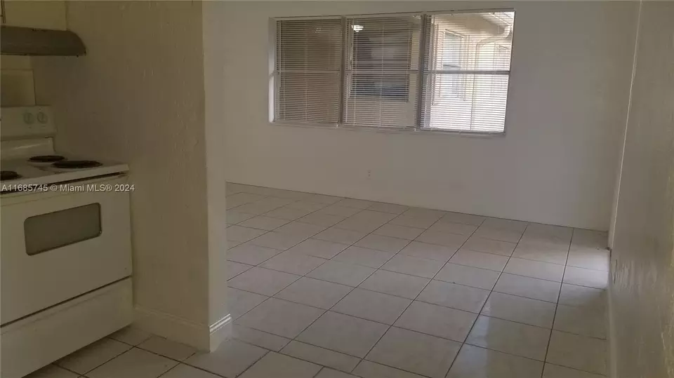 Living - 2632 NW 18th Ter, Oakland Park, FL 33311 photo 10 of 10