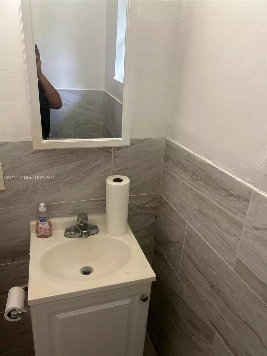 Bath - 2632 NW 18th Ter, Oakland Park, FL 33311 photo 3 of 11