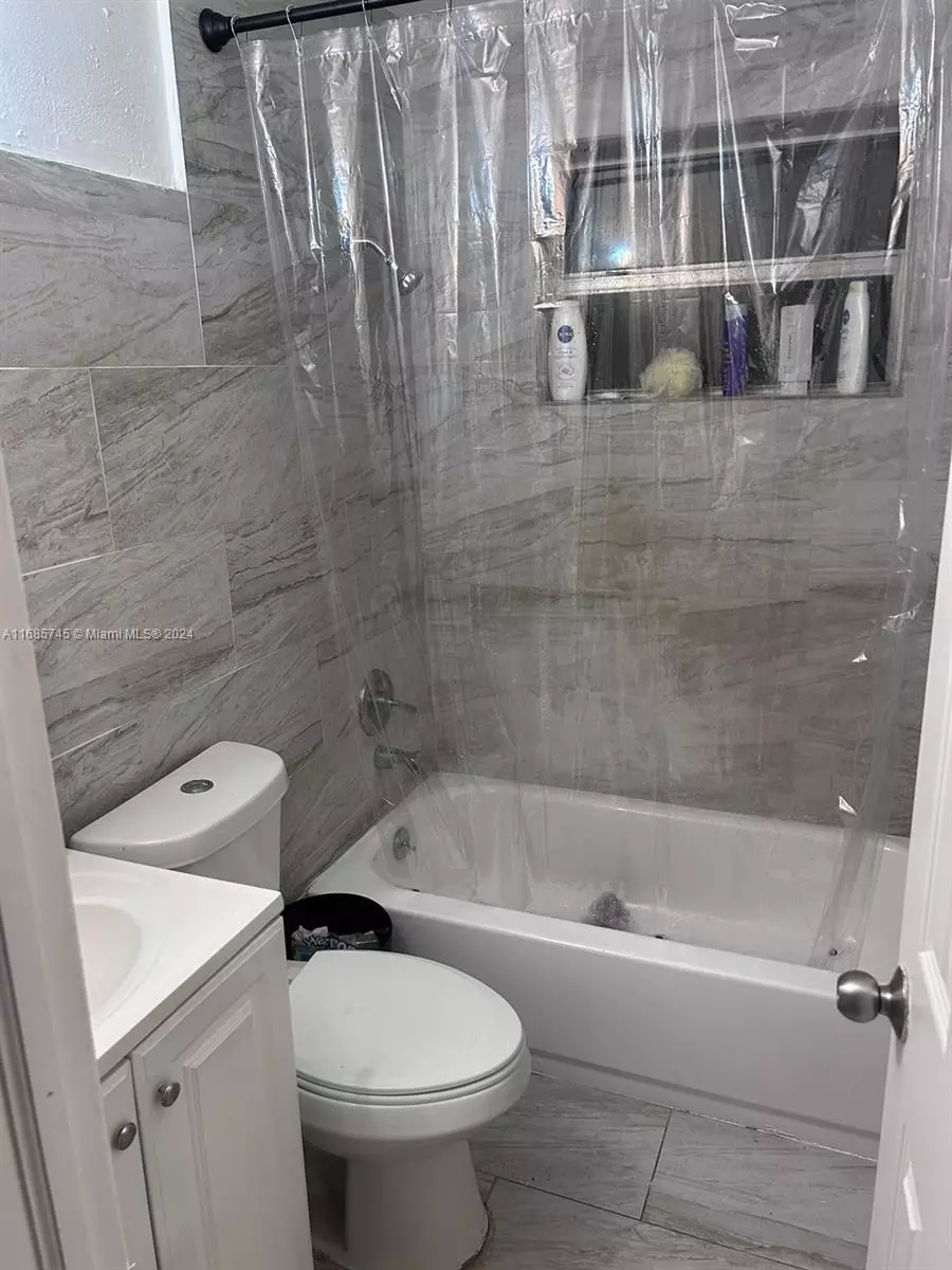 Bath - 2632 NW 18th Ter, Oakland Park, FL 33311 photo 7 of 11