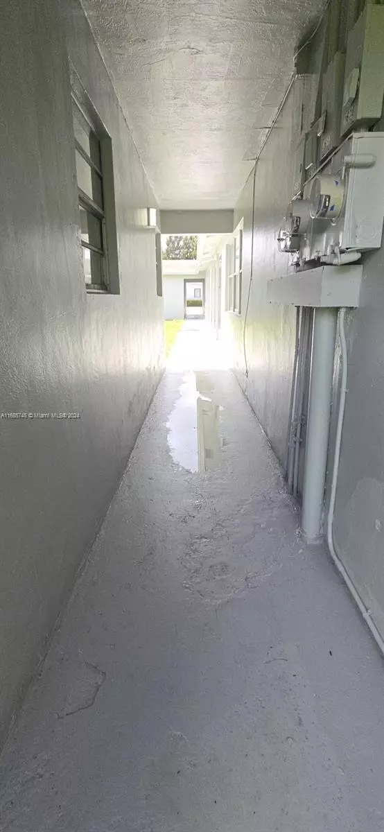 Entry Way - 2632 NW 18th Ter, Oakland Park, FL 33311 photo 4 of 4