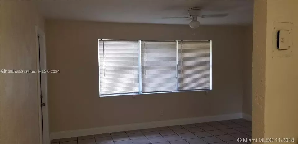 Living - 2632 NW 18th Ter, Oakland Park, FL 33311 photo 6 of 10