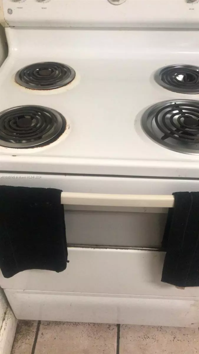 Kitchen - 2632 NW 18th Ter, Oakland Park, FL 33311 photo 1 of 1