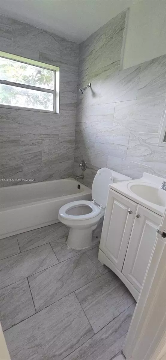 Bath - 2632 NW 18th Ter, Oakland Park, FL 33311 photo 8 of 11