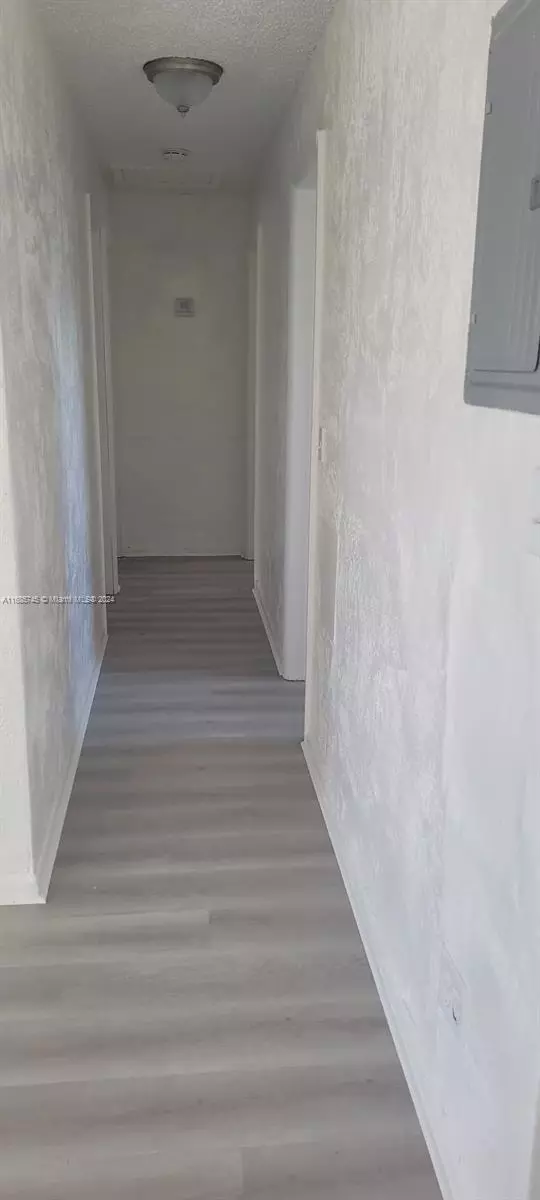 Entry Way - 2632 NW 18th Ter, Oakland Park, FL 33311 photo 3 of 4