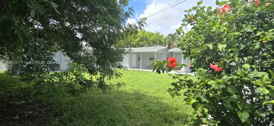 Exterior - 2632 NW 18th Ter, Oakland Park, FL 33311 photo 6 of 12