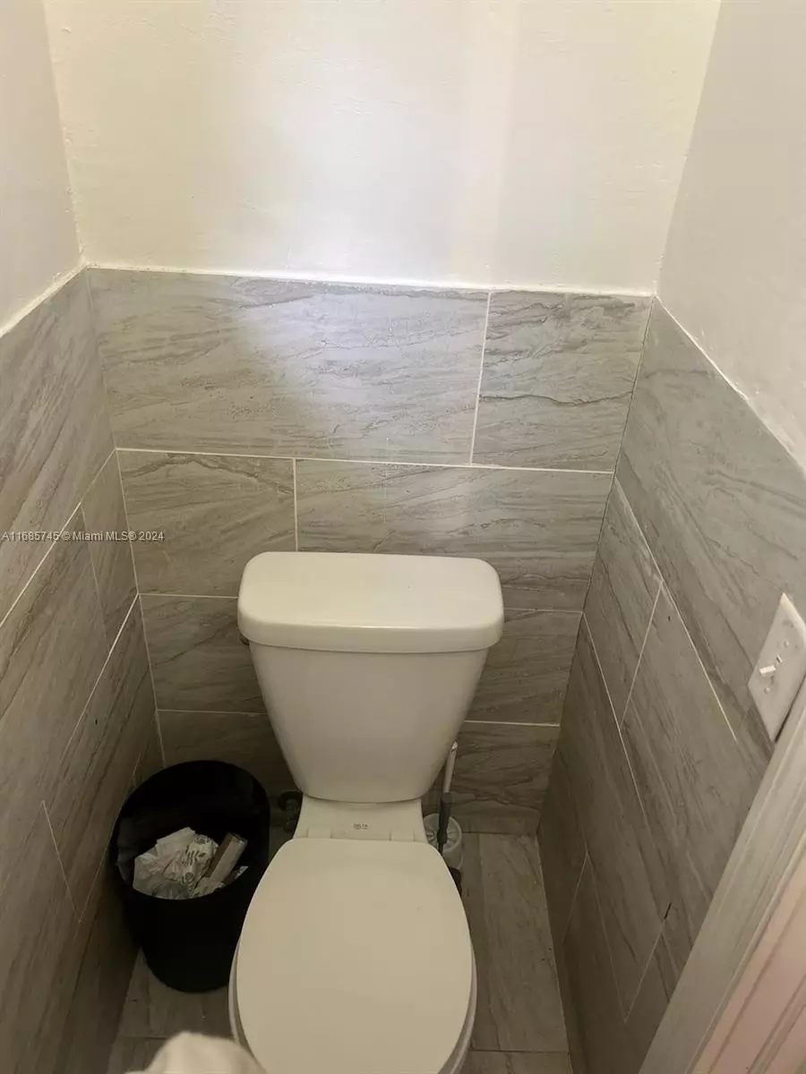 Bath - 2632 NW 18th Ter, Oakland Park, FL 33311 photo 5 of 11