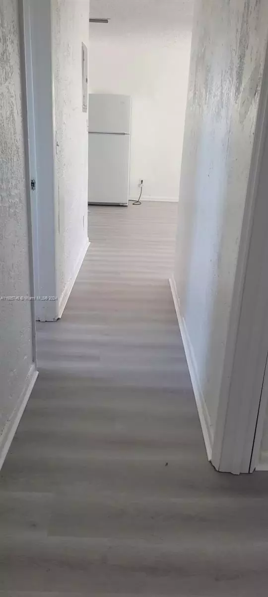 Entry Way - 2632 NW 18th Ter, Oakland Park, FL 33311 photo 2 of 4