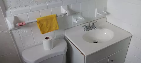 Bath - 2632 NW 18th Ter, Oakland Park, FL 33311 photo 1 of 11