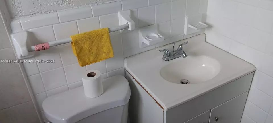 Bath - 2632 NW 18th Ter, Oakland Park, FL 33311 photo 1 of 11