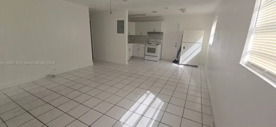 Living - 2632 NW 18th Ter, Oakland Park, FL 33311 photo 3 of 10