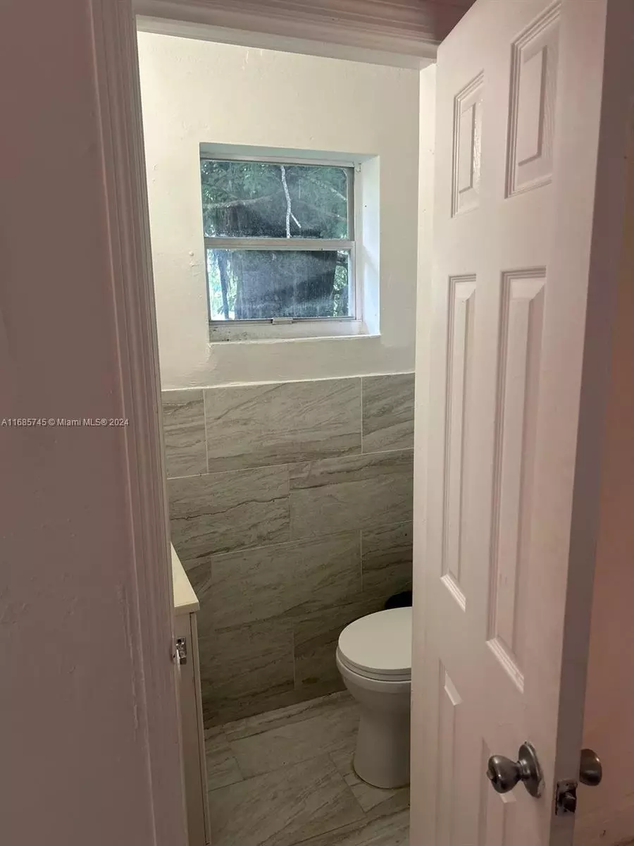 Bath - 2632 NW 18th Ter, Oakland Park, FL 33311 photo 4 of 11