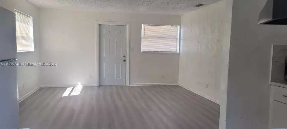Living - 2632 NW 18th Ter, Oakland Park, FL 33311 photo 5 of 10